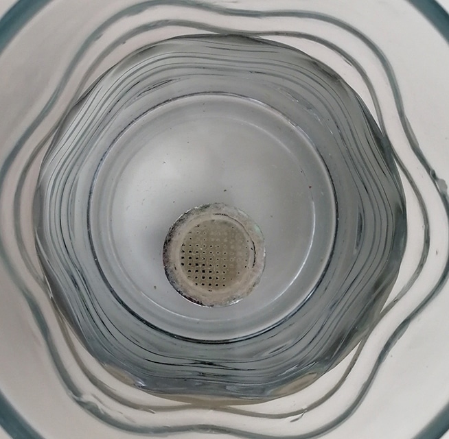 aireador sumergido en vinagre para eliminar la cal