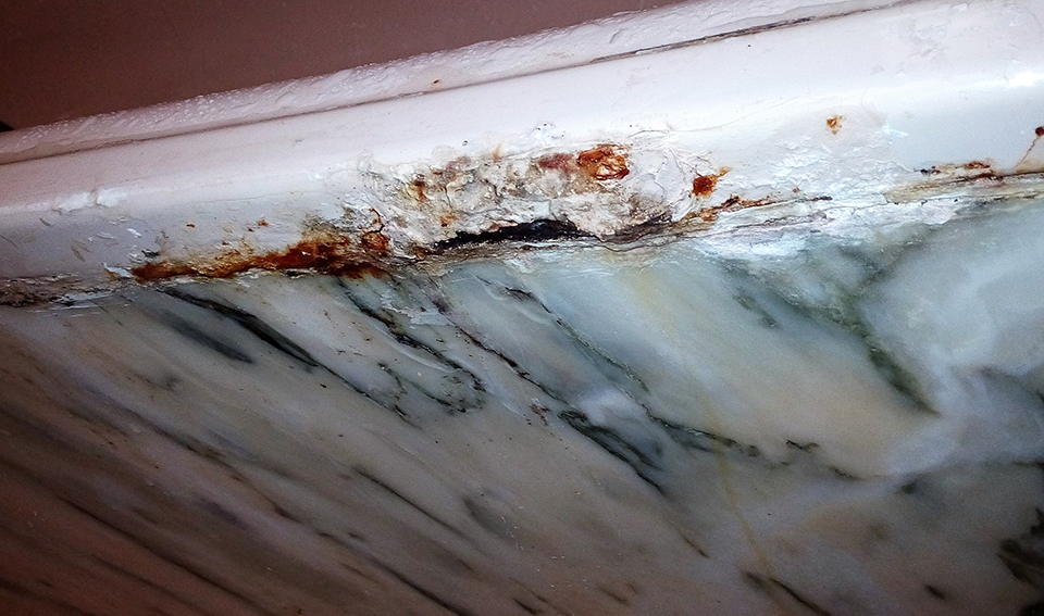 Detalle de los daños causados por el óxido en una bañera