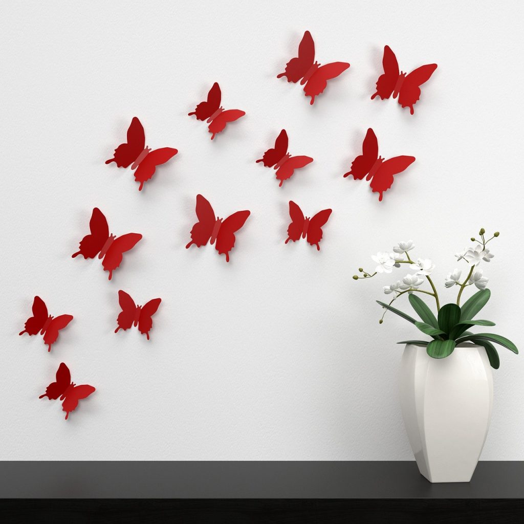 Mariposas decorando la pared de una estancia.