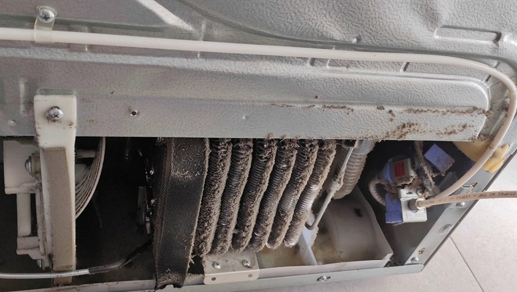 Motor del frigorífico americano no frost. Hay mucho polvo que limpiar